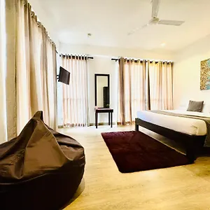 2* Hotel Queens Mount Glen Heights